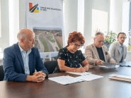 Pracownicy drogownictwa montujący bariery energochłonne